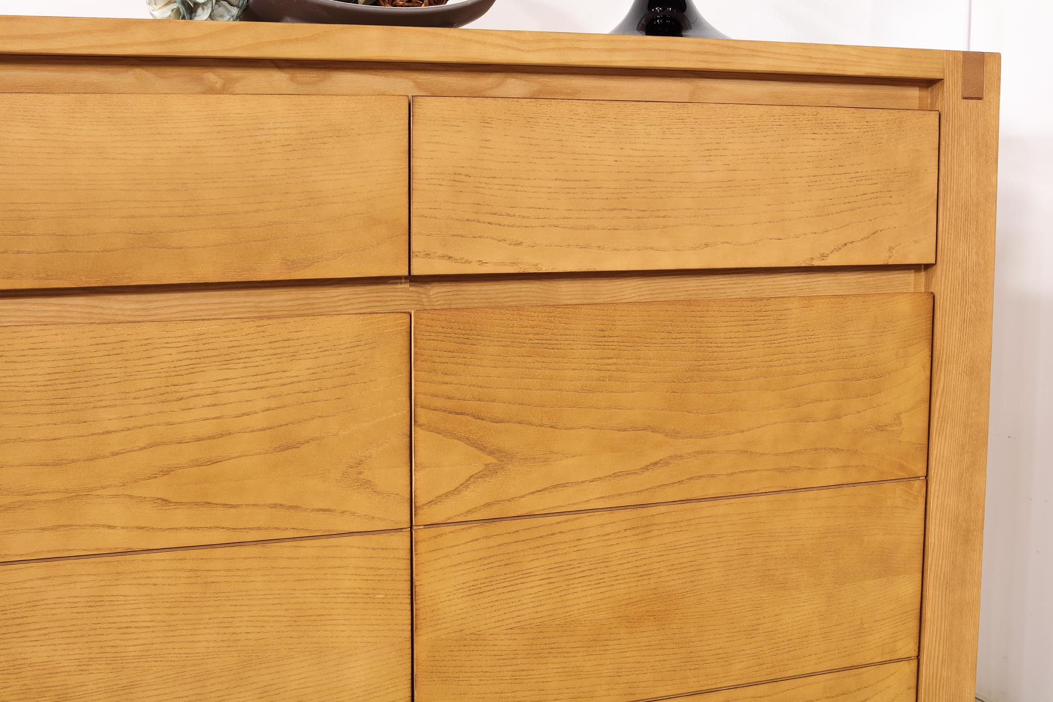 Aparador de 2 puertas Dimitri fabricado en madera de Roble macizo de