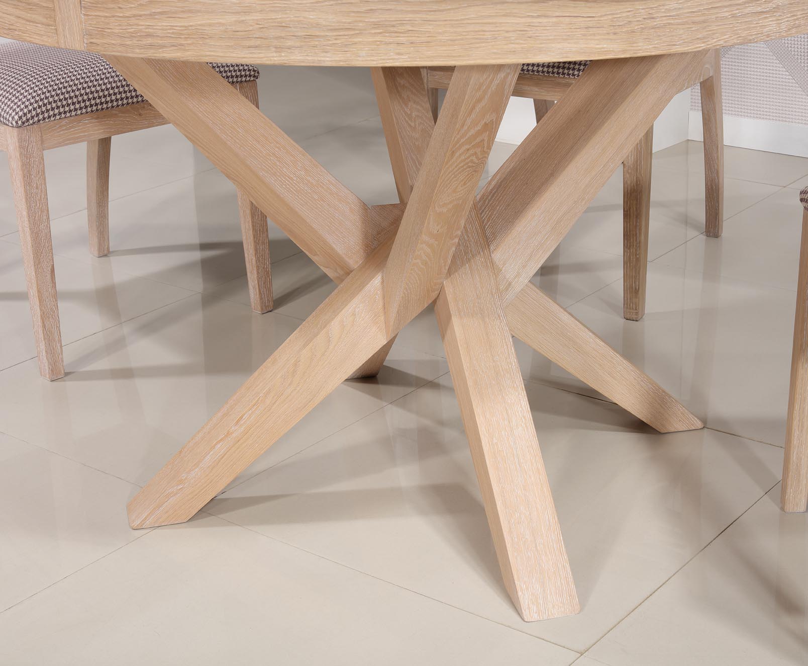 Table ronde avec pied central en bois massif