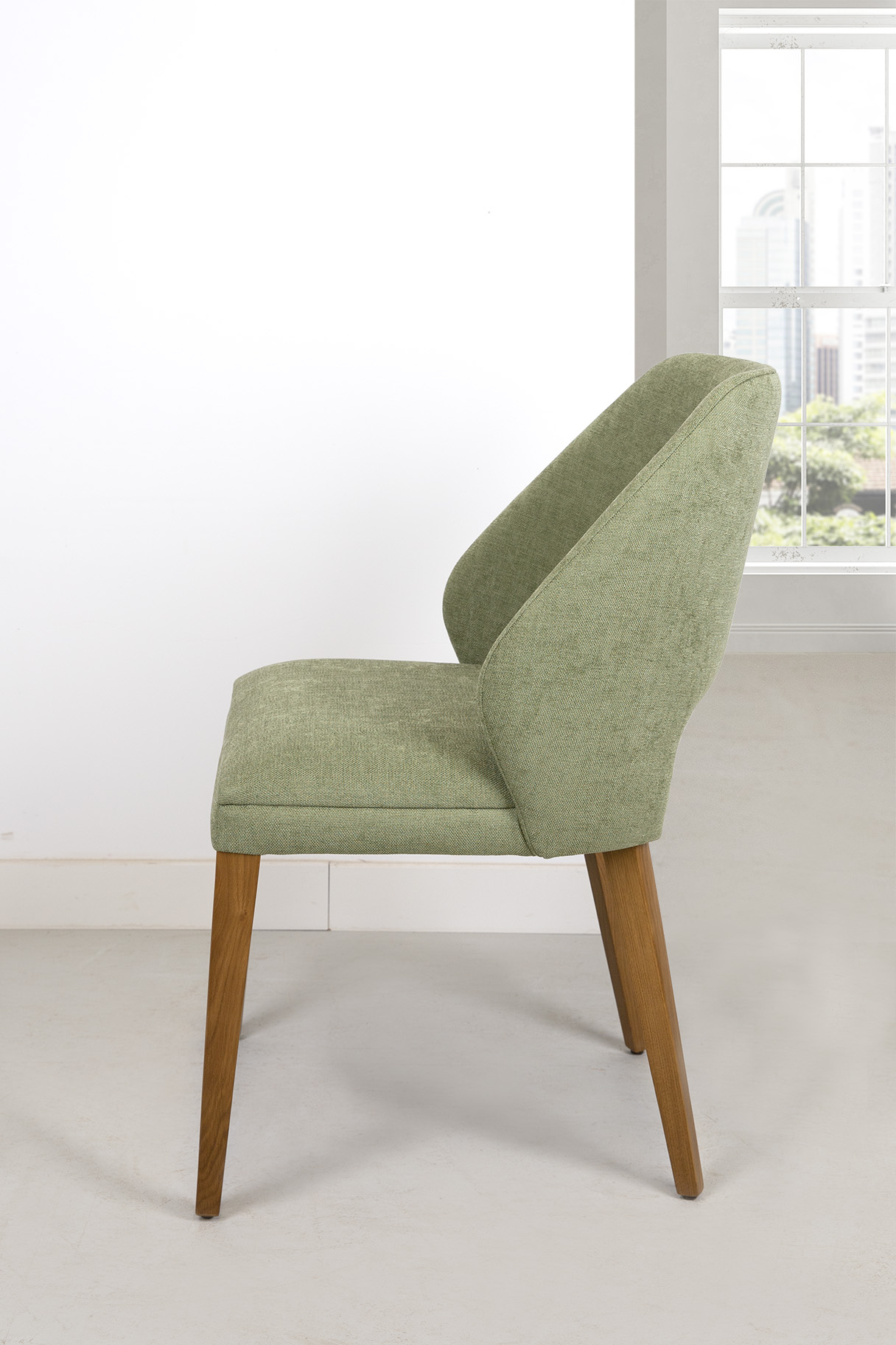 Silla Nina, asiento y respaldo tapizados, patas de madera maciza de cerezo