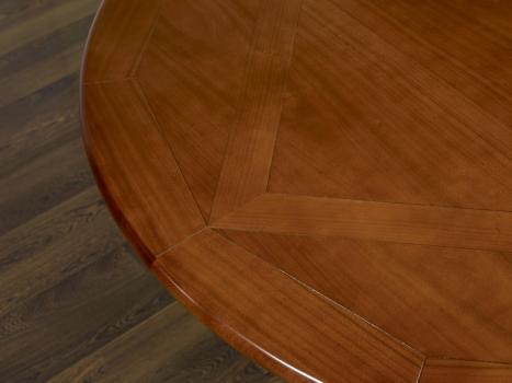 Mesa de comedor ovalada Annie 160x120, con pata central al estilo Louis Philippe ,fabricada en madera de cerezo con incrustaciones
