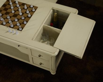Mesa de centro con juego de ajedrez fabricada en madera de cerezo macizo de estilo Louis Philippe acabado lacado marfil 