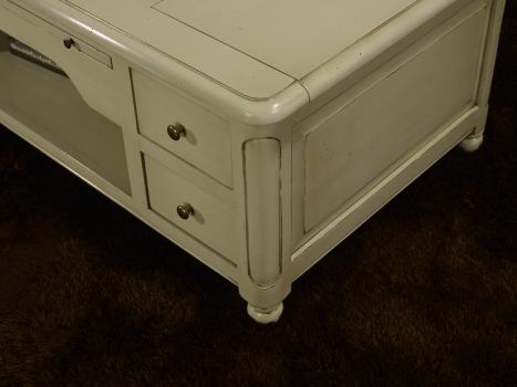 Mesa de centro con juego de ajedrez fabricada en madera de cerezo macizo de estilo Louis Philippe acabado lacado marfil 