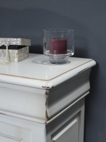 Mesa de noche 1 cajón 1 puerta Clémence fabricado en madera maciza de cerezo estilo Louis Philippe acabado Cerezo Pátina Marfil