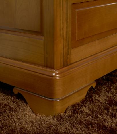Armario vitrina Delphine de 2 puertas y 2 cajones fabricado en madera de cerezo macizo al estilo Louis Philippe 