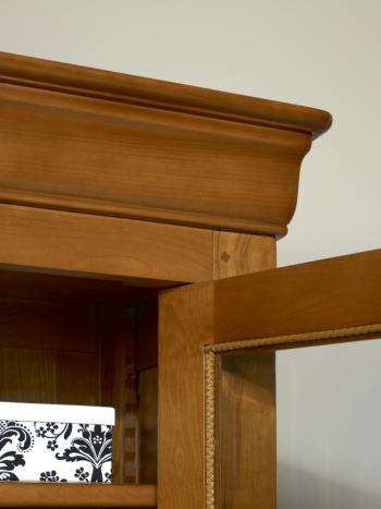 Armario vitrina Delphine de 2 puertas y 2 cajones fabricado en madera de cerezo macizo al estilo Louis Philippe 