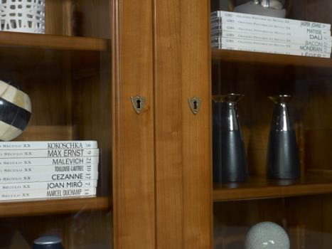 Armario vitrina Delphine de 2 puertas y 2 cajones fabricado en madera de cerezo macizo al estilo Louis Philippe 