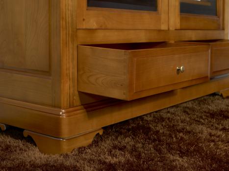 Armario vitrina Delphine de 2 puertas y 2 cajones fabricado en madera de cerezo macizo al estilo Louis Philippe 