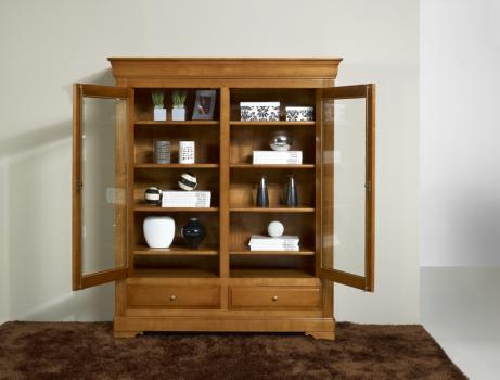 Armario vitrina Delphine de 2 puertas y 2 cajones fabricado en madera de cerezo macizo al estilo Louis Philippe 