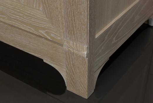 Armario Cédric de 1 puerta fabricado en madera de roble macizo estilo Directorio acabado en roble cepillado blanqueado