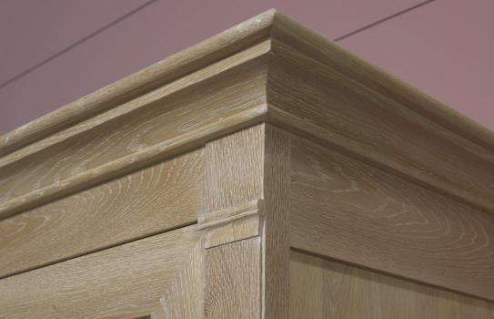 Armario Cédric de 1 puerta fabricado en madera de roble macizo estilo Directorio acabado en roble cepillado blanqueado
