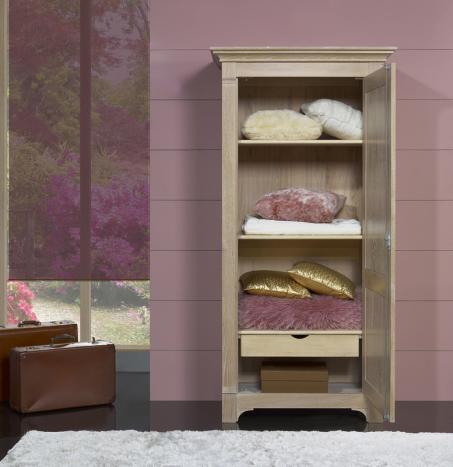 Armario Cédric de 1 puerta fabricado en madera de roble macizo estilo Directorio acabado en roble cepillado blanqueado