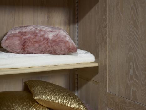 Armario Cédric de 1 puerta fabricado en madera de roble macizo estilo Directorio acabado en roble cepillado blanqueado
