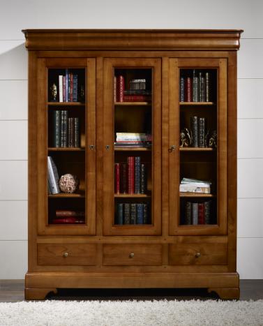 Biblioteca Tomas de 3 puertas y 3 cajones fabricada en madera de cerezo macizo al estilo Louis Philippe