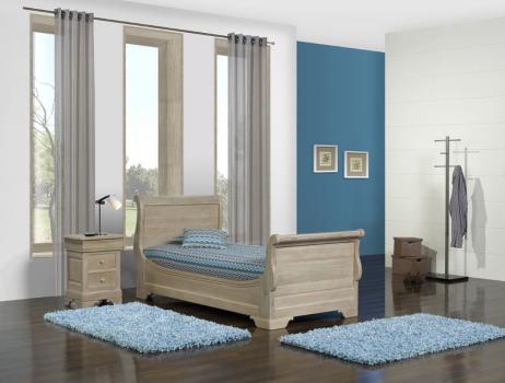 Mesa de noche 3 cajones Mathis fabricado en madera de roble macizo estilo Louis Philippe 