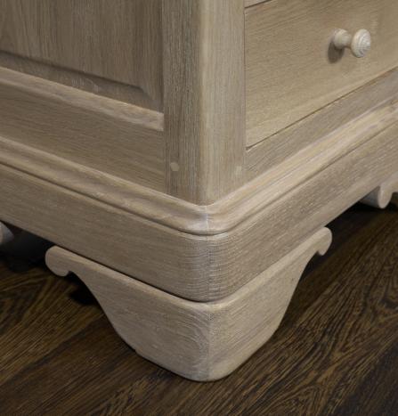 Mesa de noche 3 cajones Mathis fabricado en madera de roble macizo estilo Louis Philippe 