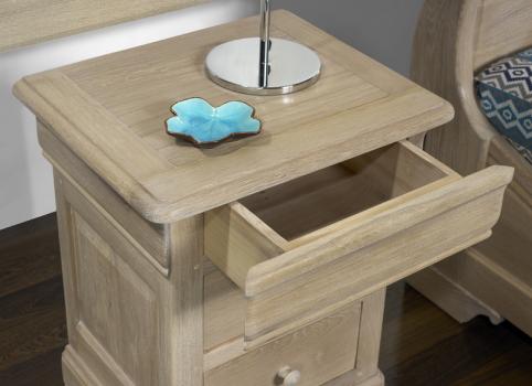 Mesa de noche 3 cajones Mathis fabricado en madera de roble macizo estilo Louis Philippe 