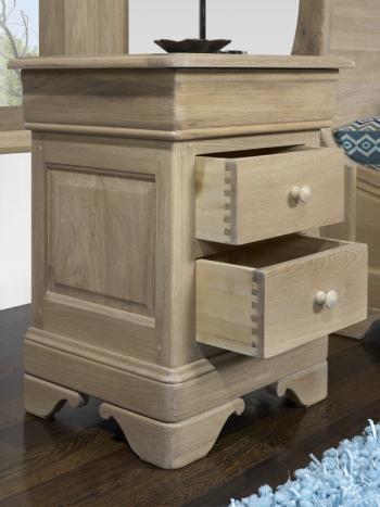 Mesa de noche 3 cajones Mathis fabricado en madera de roble macizo estilo Louis Philippe 