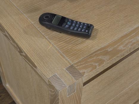 Mueble TV  Mathis fabricado en madera de roble macizo en estilo Contemporáneo