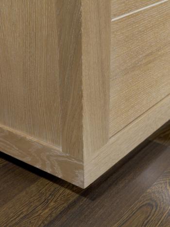 Mueble TV  Mathis fabricado en madera de roble macizo en estilo Contemporáneo
