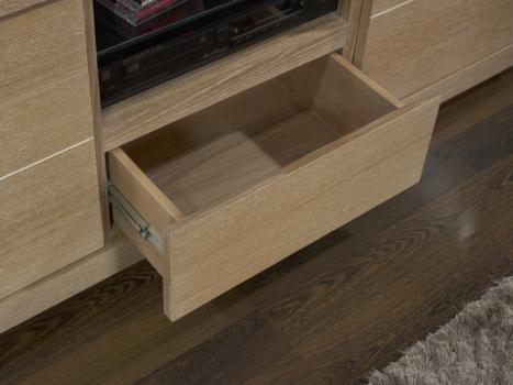 Mueble TV  Mathis fabricado en madera de roble macizo en estilo Contemporáneo
