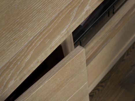 Mueble TV  Mathis fabricado en madera de roble macizo en estilo Contemporáneo
