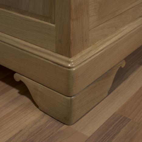 Biblioteca Corentin de 4 puertas fabricada en madera de roble macizo al estilo Louis Philippe.