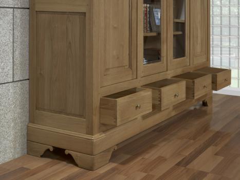 Biblioteca Corentin de 4 puertas fabricada en madera de roble macizo al estilo Louis Philippe.