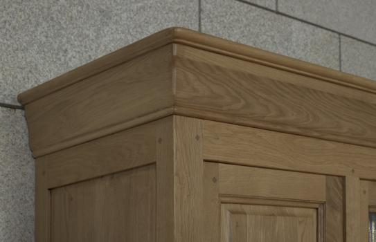Biblioteca Corentin de 4 puertas fabricada en madera de roble macizo al estilo Louis Philippe.
