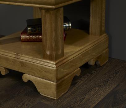 Mesa auxiliar fabricada en madera de roble macizo de estilo Louis Philippe