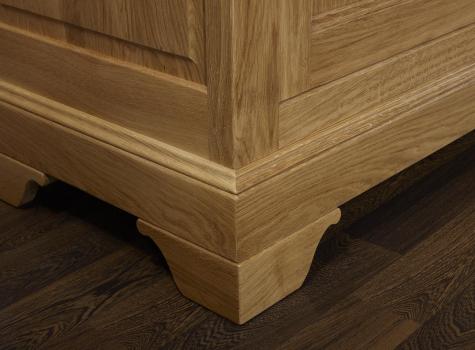 Biblioteca de 2 cuerpos y 3 puertas fabricada en madera de roble macizo en estilo Louis Philippe 