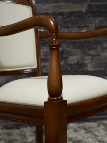 Sillón Eva fabricado en madera de cerezo macizo estilo Louis Philippe