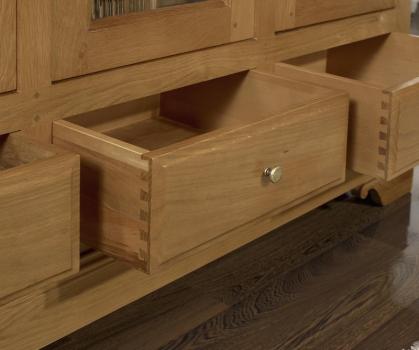 Biblioteca Hugo de 3 puertas fabricada en madera de roble macizo al estilo Louis Philippe.