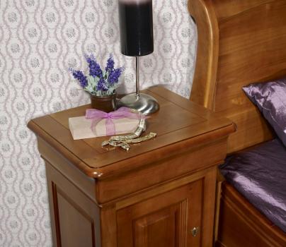 Mesa de noche 1 cajón 1 puerta Léa fabricada en madera maciza de cerezo estilo Louis Philippe 