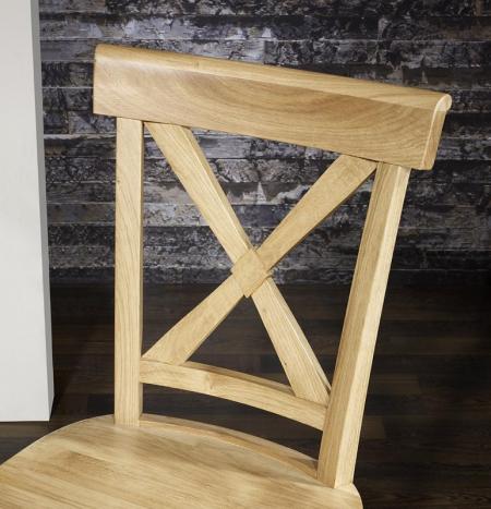 Silla Filipe fabricada en madera maciza de roble estilo rústico