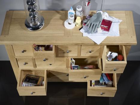 Cómoda Cédric con 12 prácticos cajones fabricada en madera de roble macizo estilo Rústico