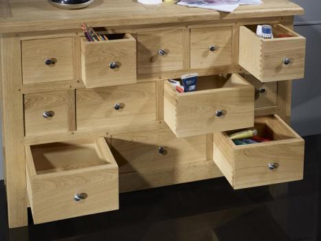Cómoda Cédric con 12 prácticos cajones fabricada en madera de roble macizo estilo Rústico