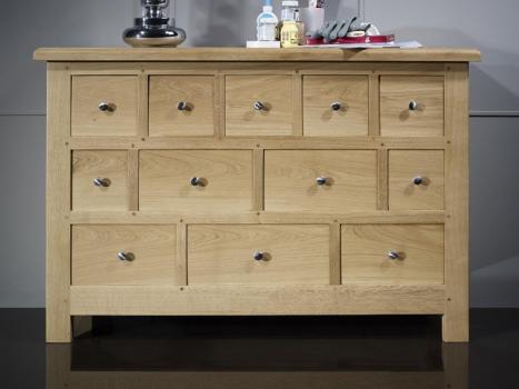 Cómoda Cédric con 12 prácticos cajones fabricada en madera de roble macizo estilo Rústico