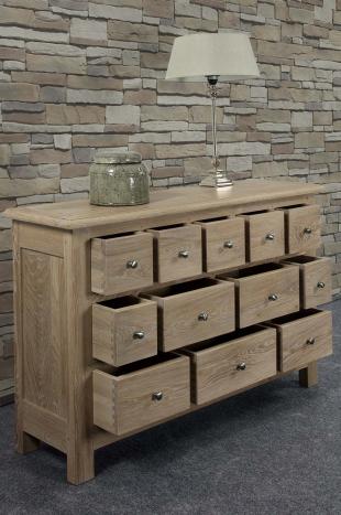 Cómoda Cédric con 12 prácticos cajones fabricada en madera de roble macizo estilo Rústico