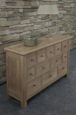 Cómoda Cédric con 12 prácticos cajones fabricada en madera de roble macizo estilo Rústico
