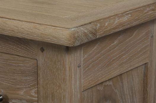 Cómoda Cédric con 12 prácticos cajones fabricada en madera de roble macizo estilo Rústico