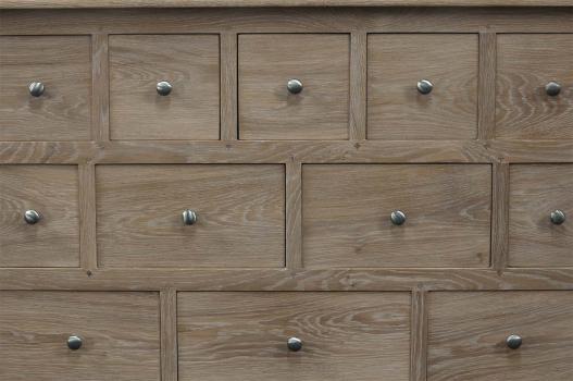 Cómoda Cédric con 12 prácticos cajones fabricada en madera de roble macizo estilo Rústico