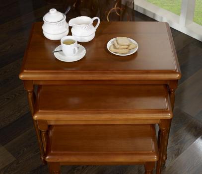 Mesa nido fabricada en madera maciza de cerezo estilo Louis Philippe