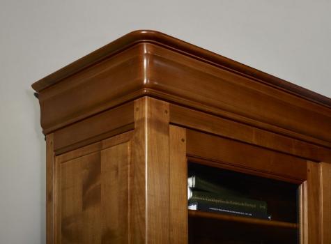 Biblioteca Leah de 2 cuerpos y 2 puertas fabricada en madera maciza de cerezo estilo Louis Philippe