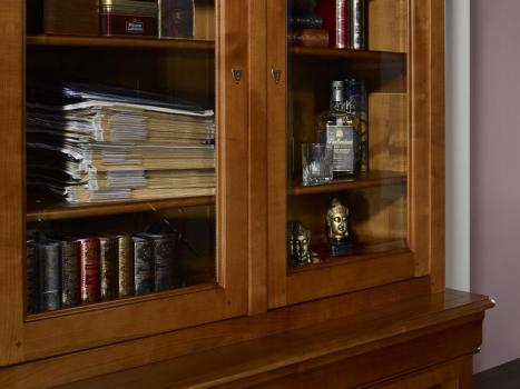 Biblioteca Leah de 2 cuerpos y 2 puertas fabricada en madera maciza de cerezo estilo Louis Philippe