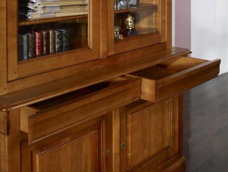 Biblioteca Leah de 2 cuerpos y 2 puertas fabricada en madera maciza de cerezo estilo Louis Philippe