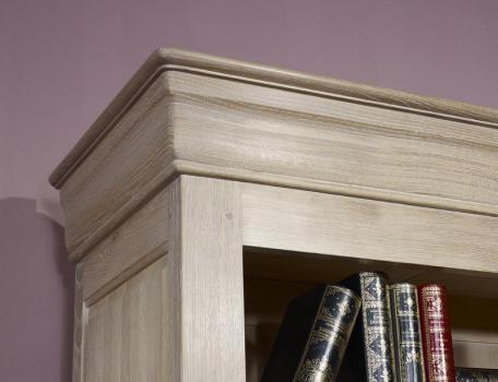 Estantería Librería Thiago fabricada en madera maciza de roble al estilo Louis Philippe con 4 estantes acabado cepillado blanqueado