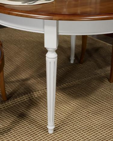 Mesa de comedor redonda fabricada en madera de  cerezo macizo al estilo Luis XVI diámetro 120 cm