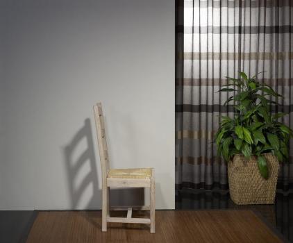 Silla Renaud fabricada en madera maciza de roble blanqueado estilo rústico acabado cepillado