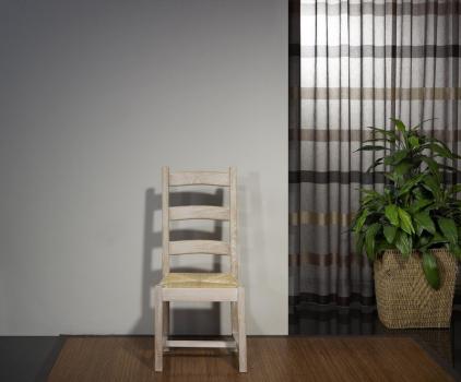 Silla Renaud fabricada en madera maciza de roble blanqueado estilo rústico acabado cepillado