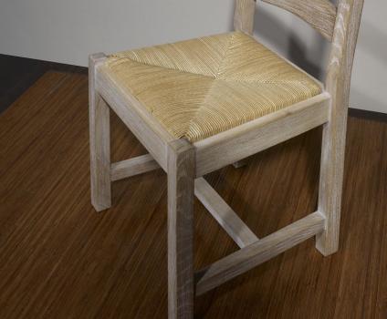 Silla Renaud fabricada en madera maciza de roble blanqueado estilo rústico acabado cepillado
